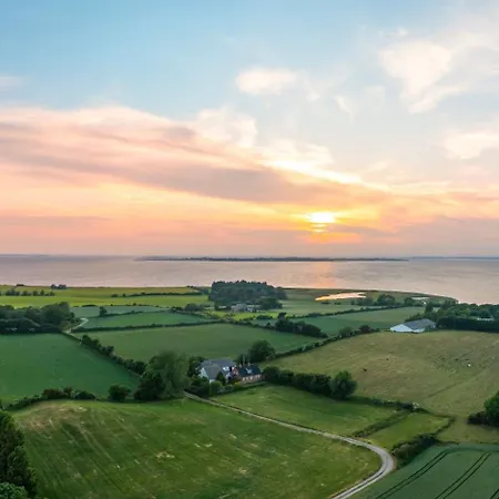 Gospodarstwo agroturystyczne Peaceful Country With Beautiful Water View *